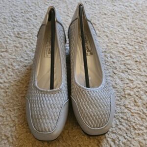 Beacon Women's Gray Flats